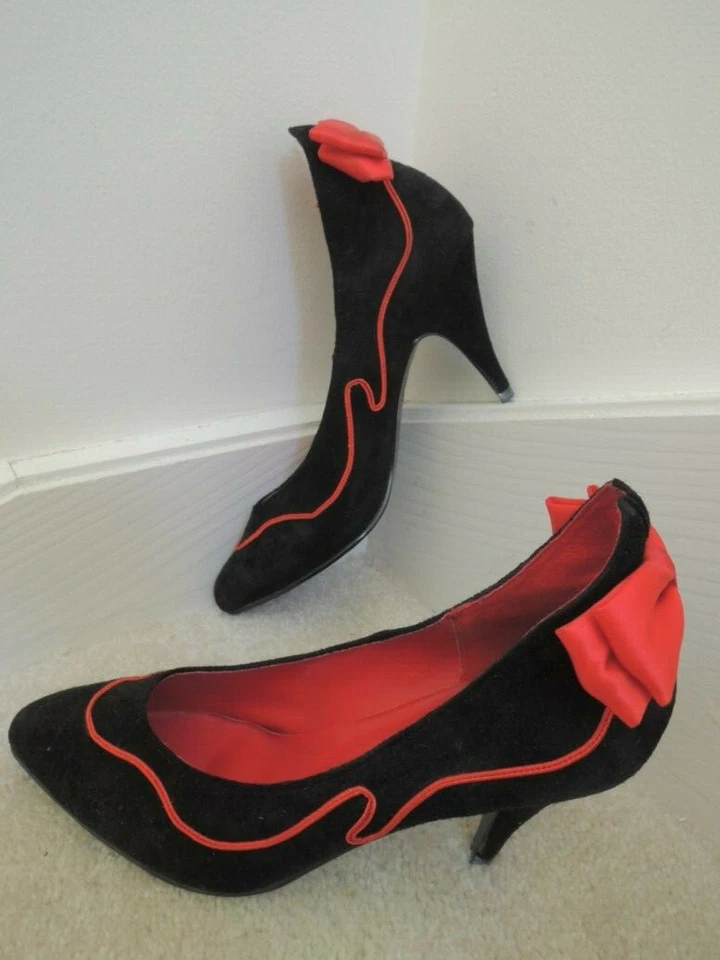 Zapatos de salón de tacón de 3 1/2" de gamuza negros con acento rojo talla 8 1/2 B valor $120 Foto 3 de 4