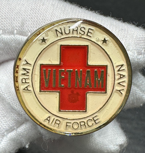 VINTAGE VIETNAM RED CROSS ARMY NAVY AIR FORCE NURSE GOLD TONE PIN N598