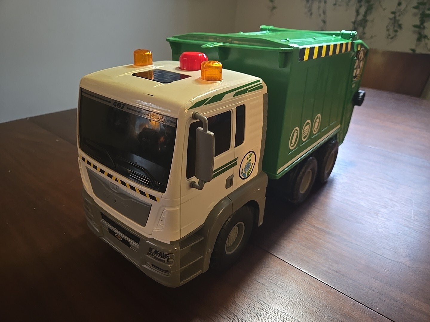 Toys R Us MAN Recycling Waste Collection Garbage Truck Fast 