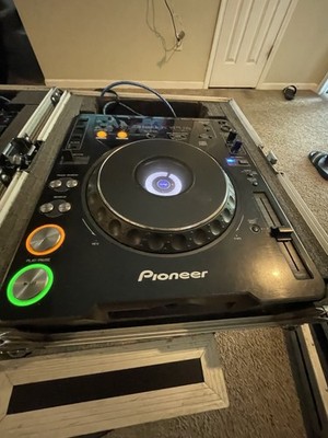 Pioneer CDJ-1000MK2 Pair of 2 Professional DJ mp3 turntables with travel cases.