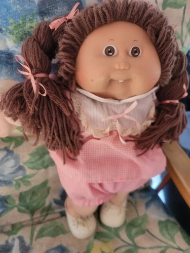 Vintage 1985 Cabbage Patch White Girl Doll w Tooth. Brown Hair. CP Outfit. Shoes