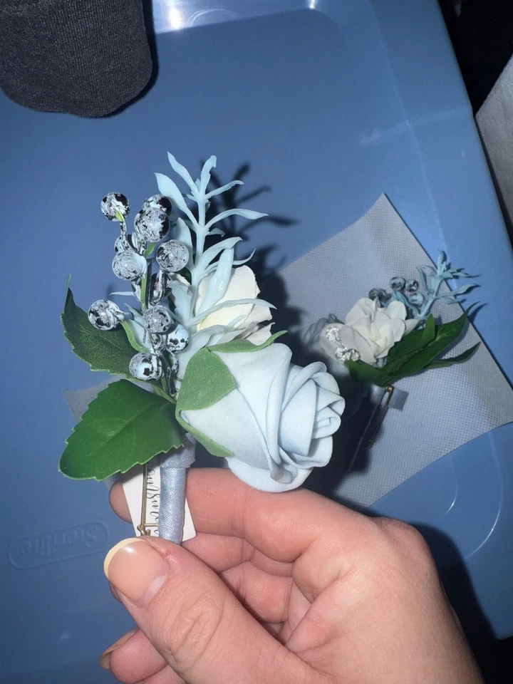 Boutonniere de eucalipto marfim e verde Ling's Moment para casamento masculino com alfinetes... - Imagem 3 de 4