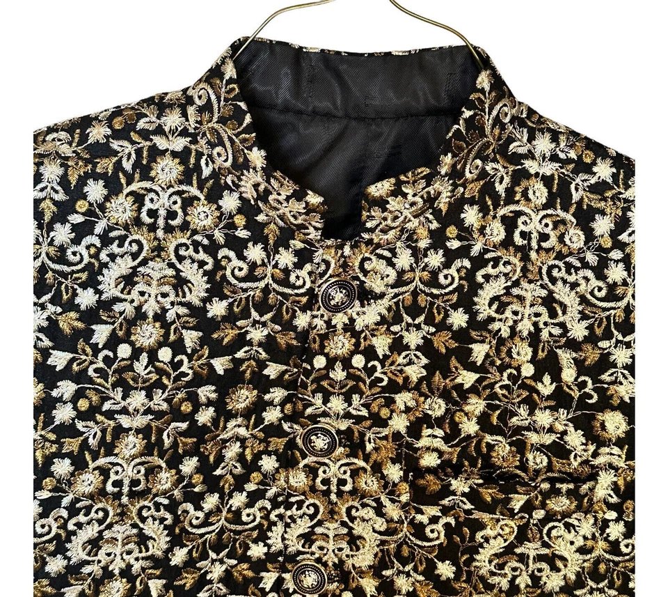 Sherwani formal, diseño floral negro y dorado Foto 3 de 4