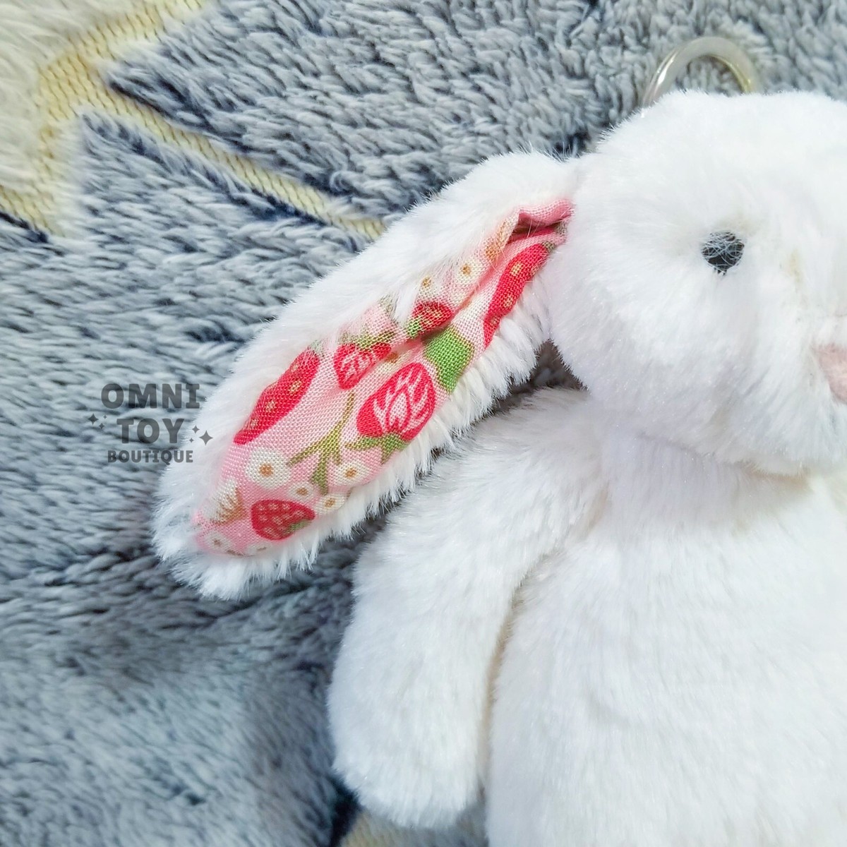 Blossom Cream Bunny Berryキーホルダー Blossom Cream Bunny 'Berry' Bag Charm - Official Jellycat