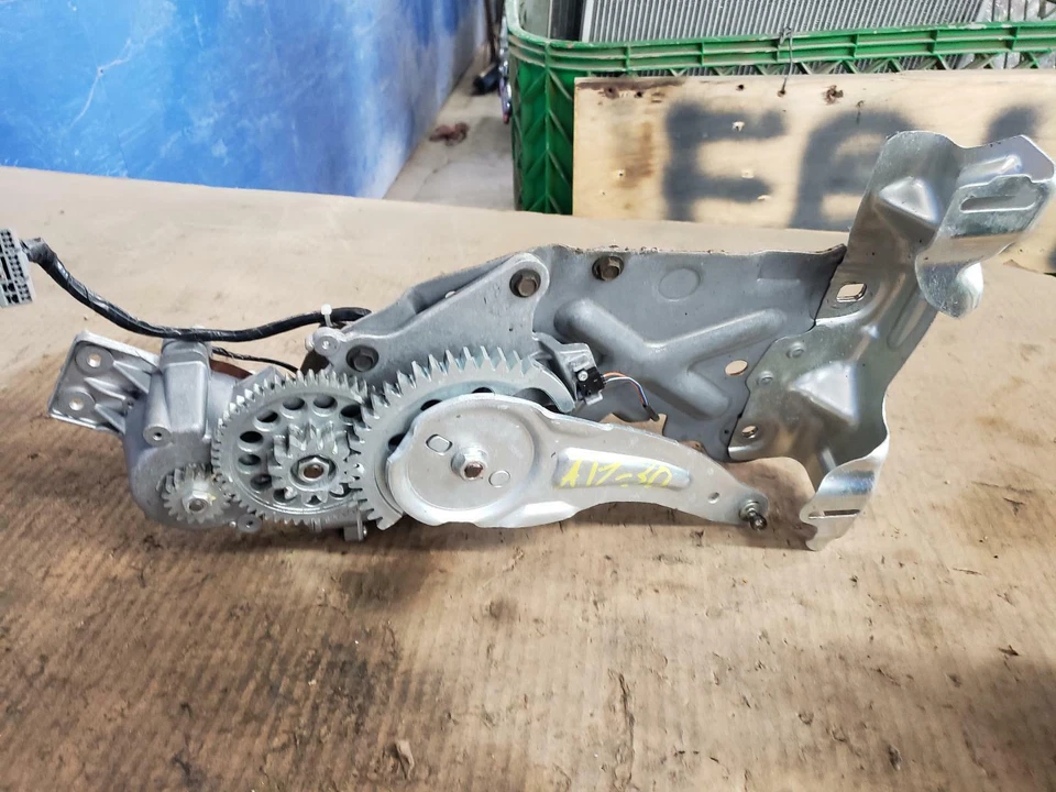 Привод подъемной двери крышки багажника 07 08 YUKON XL 1500 - Изображение 2 из 3