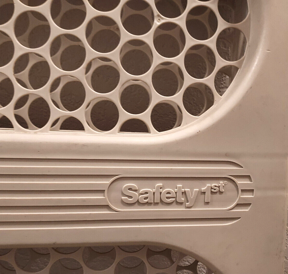Safety 1st Plastic Baby Pet Safety Gate Indoor Outdoor 26" Tall Expands
