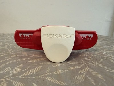 FISKARS Christmas Trees Around The Paper Edge Punch ( See Other Listing )