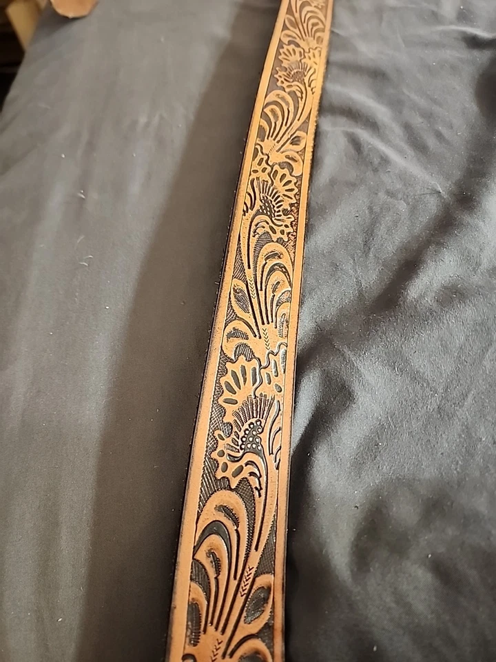 Cinturón en relieve grabado floral occidental con hebilla de metal con logotipo de Rocawear Co. RW 38 Foto 3 de 4