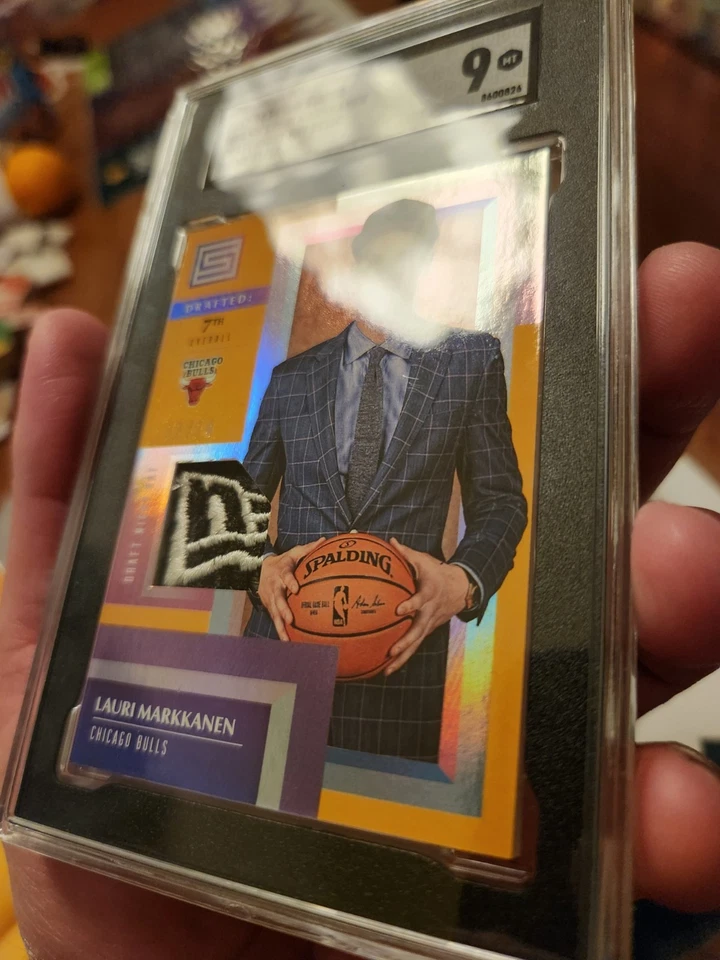 2017-18 Panini Status - Draft Night Hats Lauri Markkanen Rookie 11/14 (MEM, RC) Foto 3 de 4