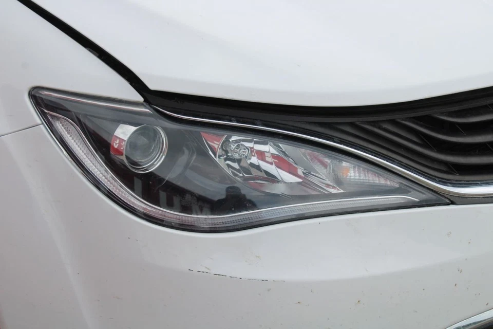 2018 Chrysler Pacifica Upper Grille Bar Design Used 4 Curved 401902 Foto 4 de 4