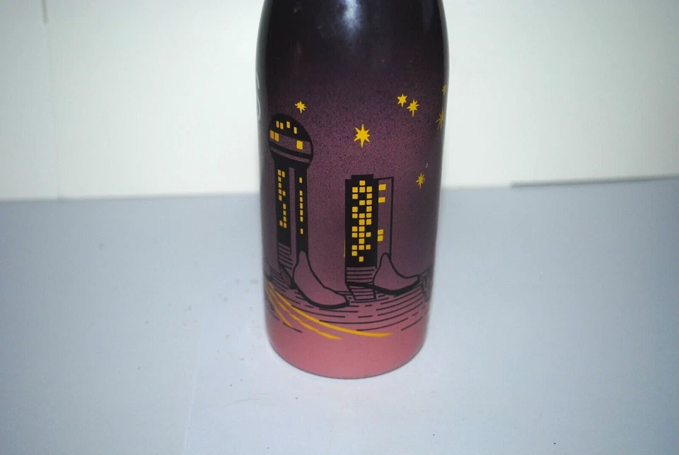 Convención IBIE 1986, Dallas, conmemoración botella de refresco, morado, botas vaqueras skyline Foto 4 de 4