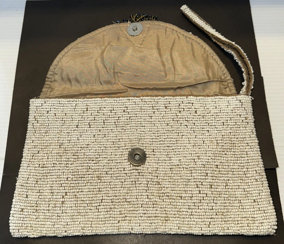 Vintage Heavy glass White Seed Bead Evening Bag With Large Flower & Pearl - Image 4 of 4