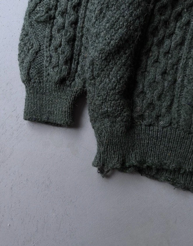 Suéter de lana tejido con cable verde oscuro Foto 3 de 3