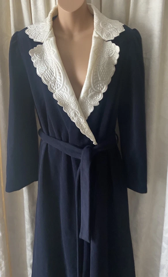 Roupão de veludo vintage anos 70 Vanity Fair renda preta comprimento total chalé glam tamanho MED - Imagem 2 de 4