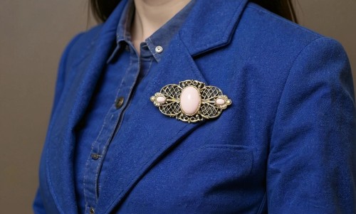 New 1928 Vintage 1¼" × 2¼" Pink brooch Textured Open Work Gold Tone Faux Pearls - Picture 2 of 8