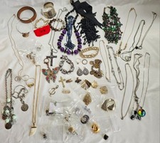 Assorted Womens Fashion Costume Jewelry 1.11 lbs Mixed Items Rings Necklaces Bra