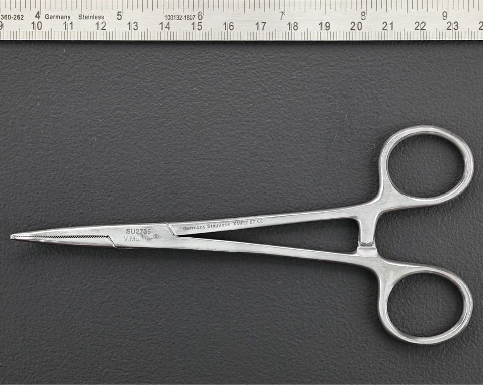 Aesculap SU2735 Crile Hemostatic Forceps, Serrated, Curved, 5.75