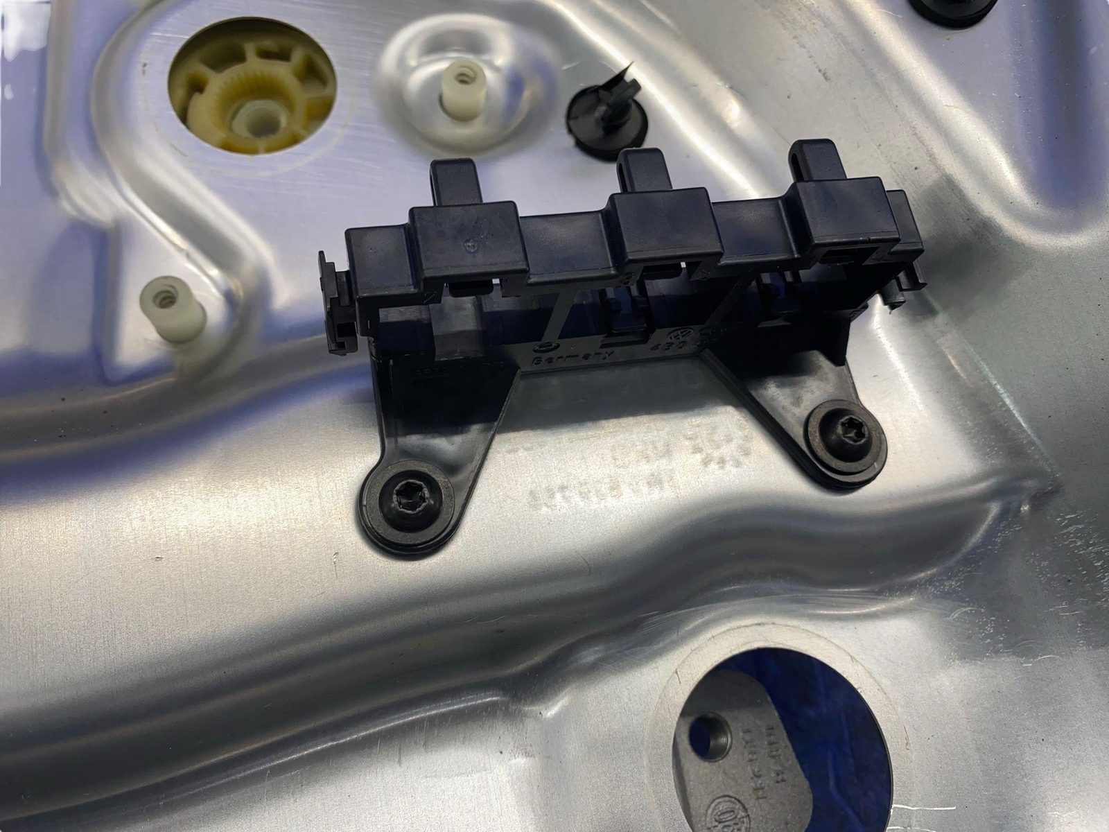 2006-2012 BENTLEY CONTINENTAL FLYING SPUR REAR RIGHT DOOR WINDOW GLASS REGULATOR