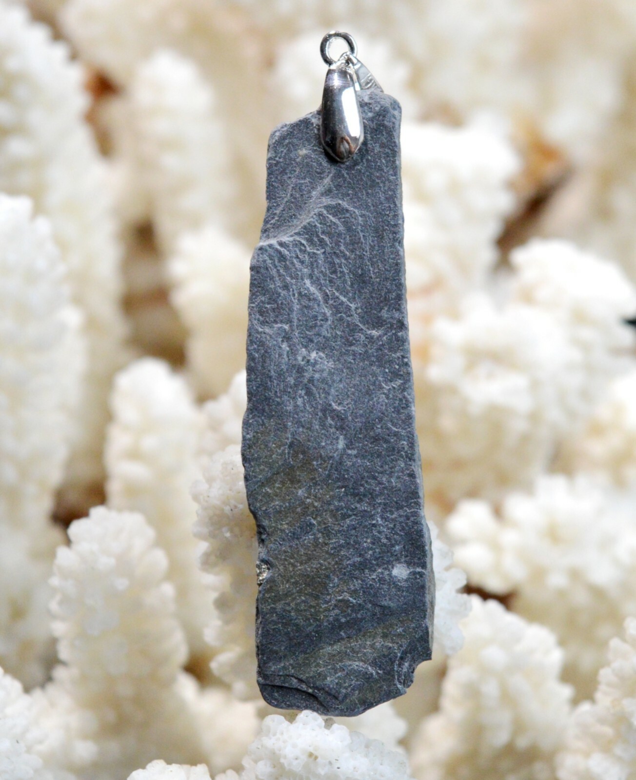 Ardoise bleue et histoire de France, le pendentif pierre naturelle chargé de poésie CN23
