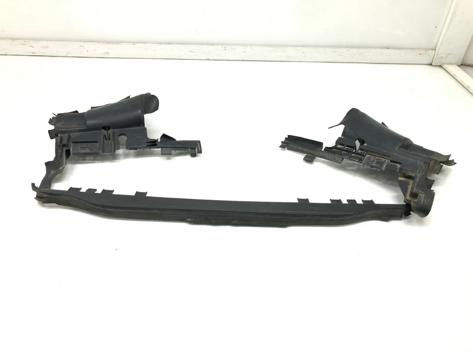 2012-2018 MERCEDES-BENZ CLS550 RADIATOR AIR DEFLECTOR OEM. - Image 2 of 4