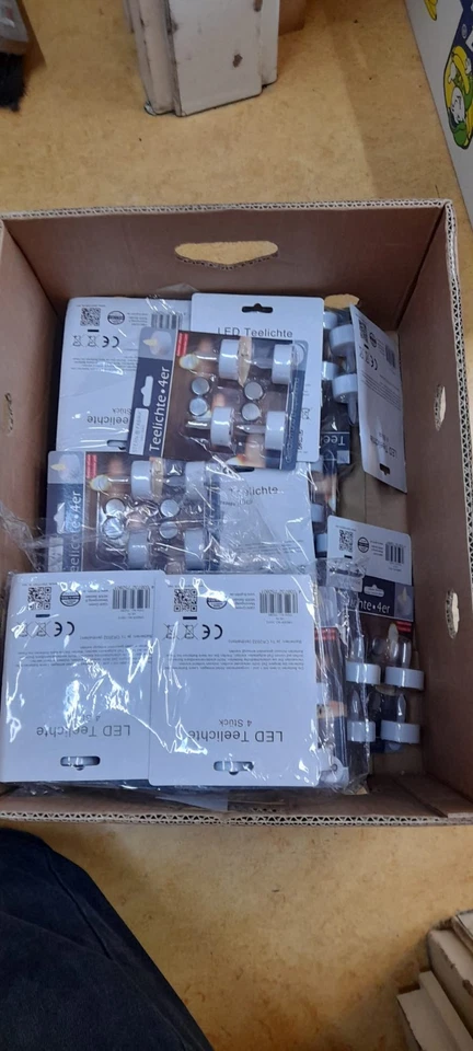 Weihnachtsposten ! 35 x Teelichter LED 4er incl Batterie -KONVOLUT -