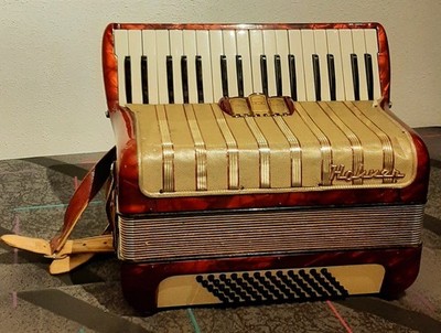 akkordeon hohner concerto 2 in rot/gold  60er Jahre