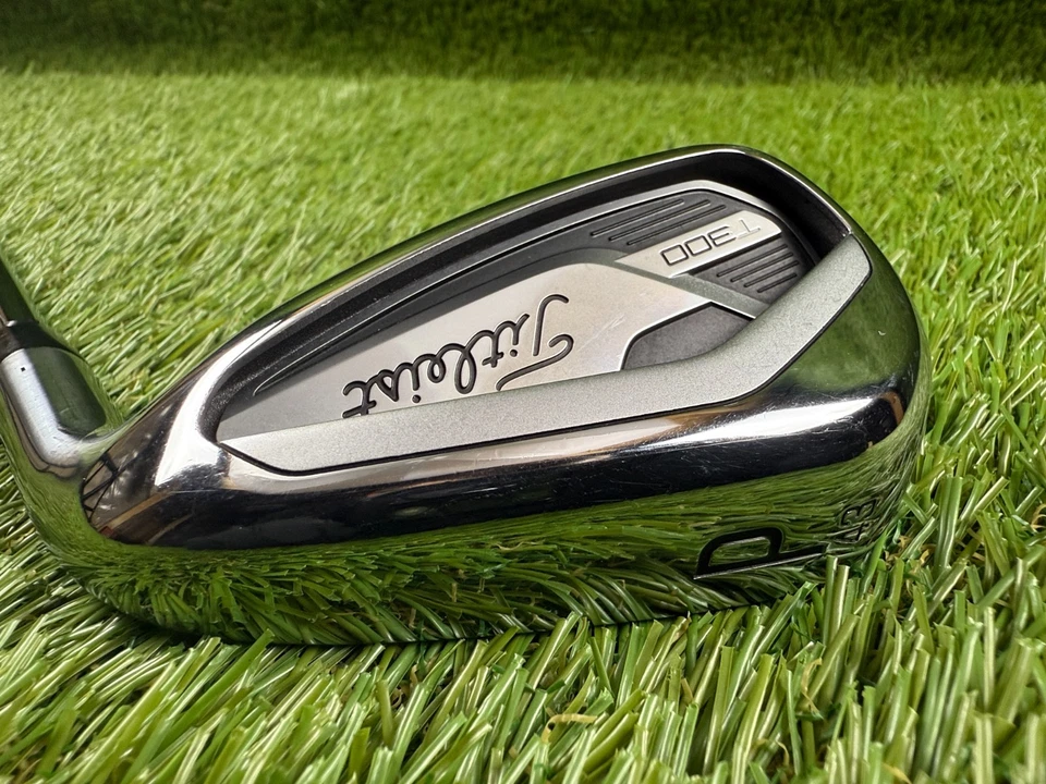 *Nice* Titleist T300 PW Pitching Wedge | Right Hand | AMT Red R300 Regular - Image 2 of 4