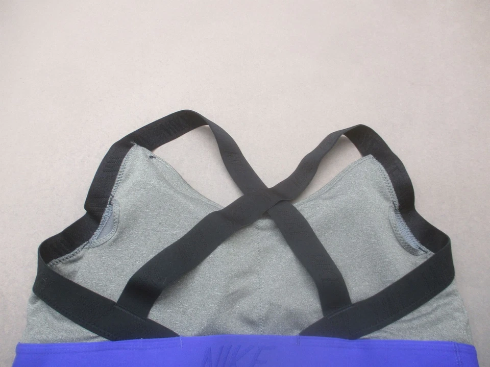 Sutiã esportivo Nike Dri-Fit tamanho L feminino cinza forrado sem fio puxar costas cruzadas 10B - Imagem 4 de 4