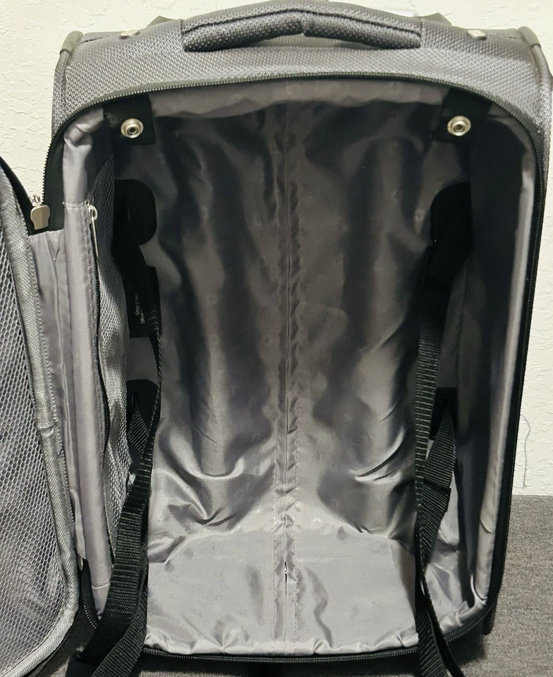 SWISSGEAR BLACK ROLLING CARRY-ON SUITCASE Swiss Gear Luggage - Image 2 of 4