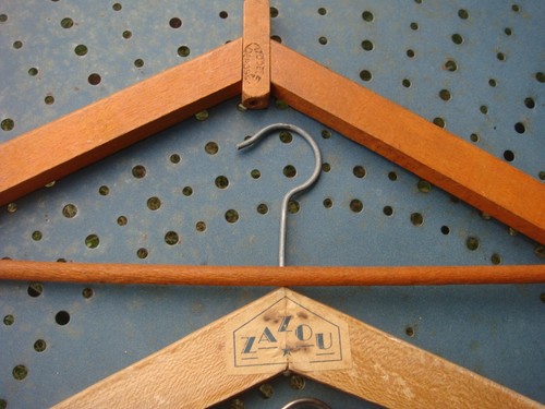 Lot de 7 cintres anciens bois - Foto 5 di 10
