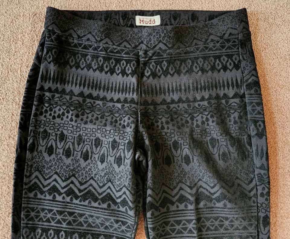 Leggings elásticos de nailon geométricos negros flocados Mudd para mujer talla mediana Foto 4 de 4