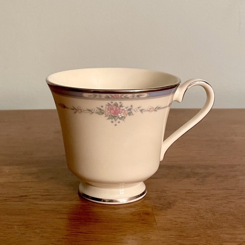Royal Doulton Fine Bone China Tea Cup Lisa H-5154 1989 - Picture 10 of 10
