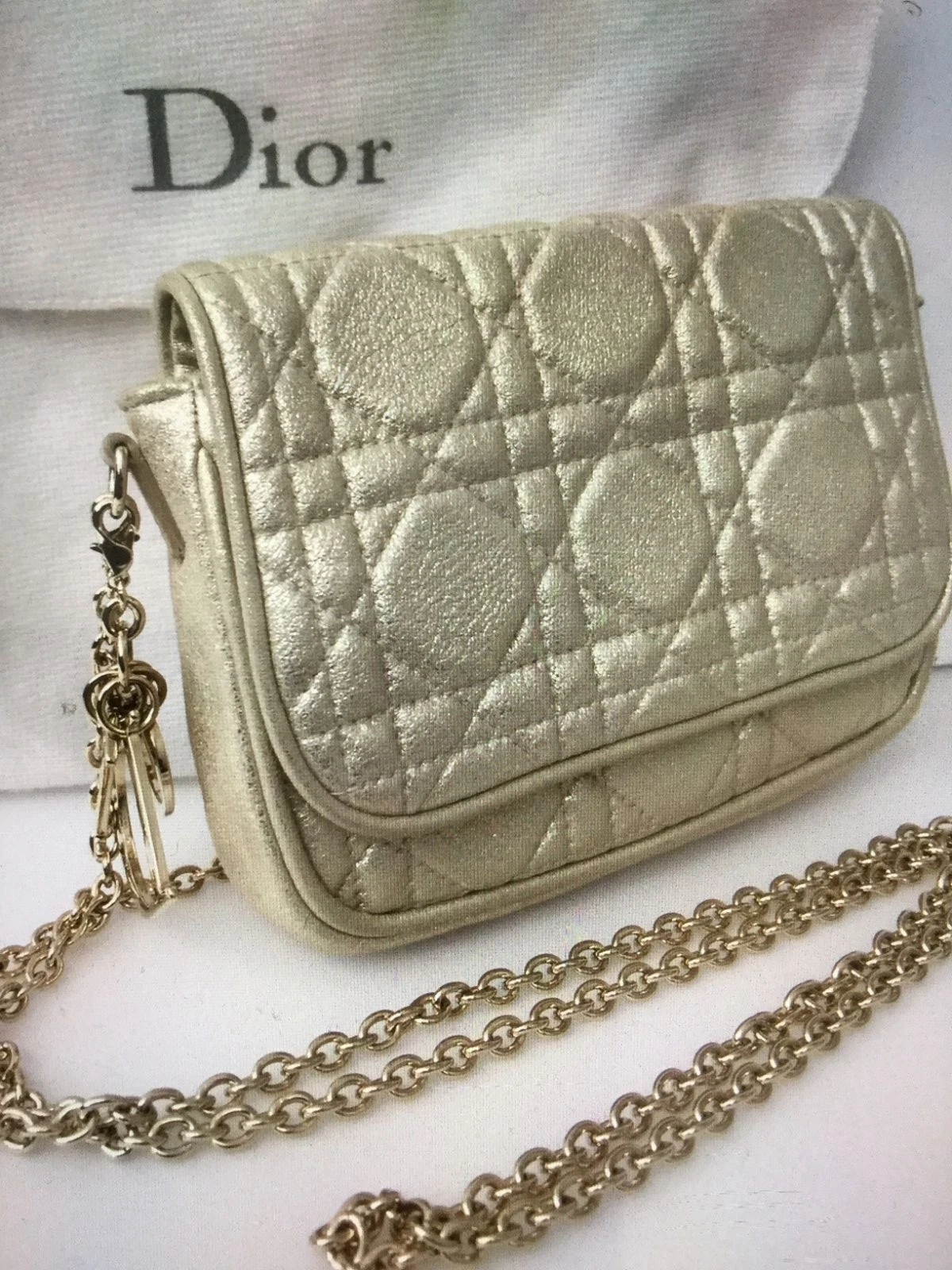 SAC DE SOIRÉE LADY DIOR PETITE POCHETTE MÉTALLIQUE OR NEUF AVEC ÉTIQUETTES CHAÎNE/CHARMES DIOR