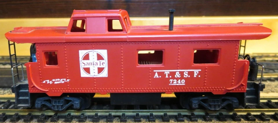 TYCO MANTUA T327J:349 HO Scale 8 Wheel Streamline Caboose "AT&SF 7240" - Image 2 of 4