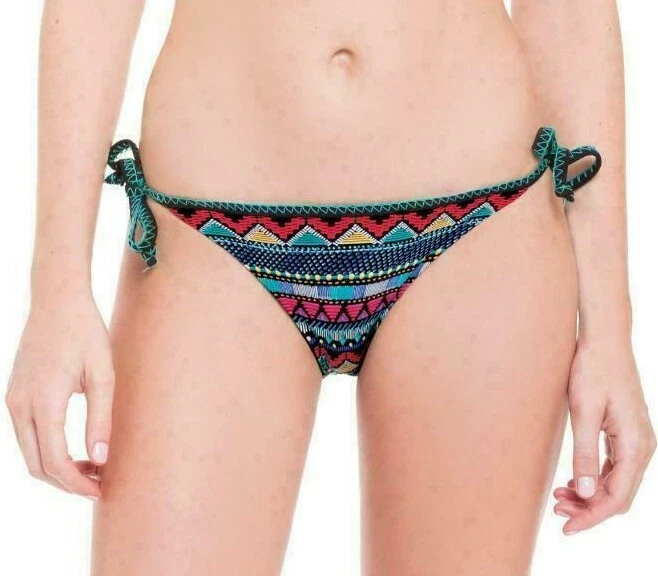 Silueta De Una Mujer En Bikini Sobre Un Fondo Rosa | Foto Premium