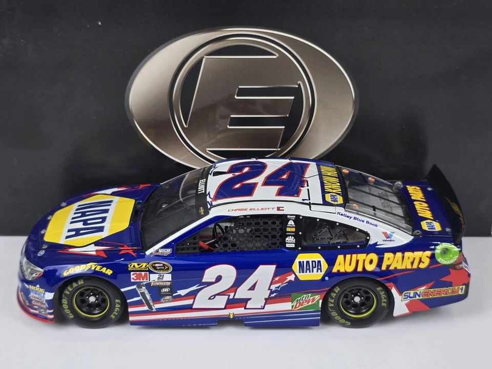 Chase Elliott 1/24 2016 #24 Napa Auto Parts Stars and Stripes RCCA Elite Foto 2 de 4