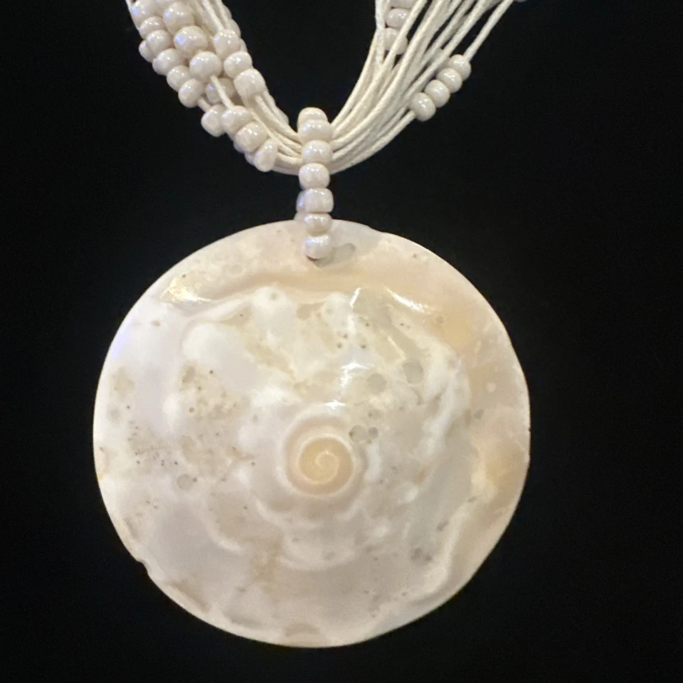 Hermoso collar concha con cuentas nacaradas en cordón blanco arte de la costa del Golfo Foto 4 de 4