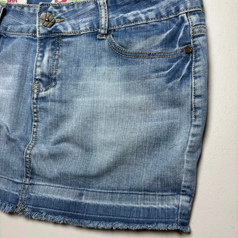 Y2K заниженной средней стирки Hot Kiss джинсовой ткани мини юбка с потертым подолом - Изображение 2 из 4