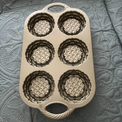 NORDIC WARE NONSTICK SHORTCAKE BASKETS BAKING PAN 6 CAKES CAST ALUMINUM 3 CUPS