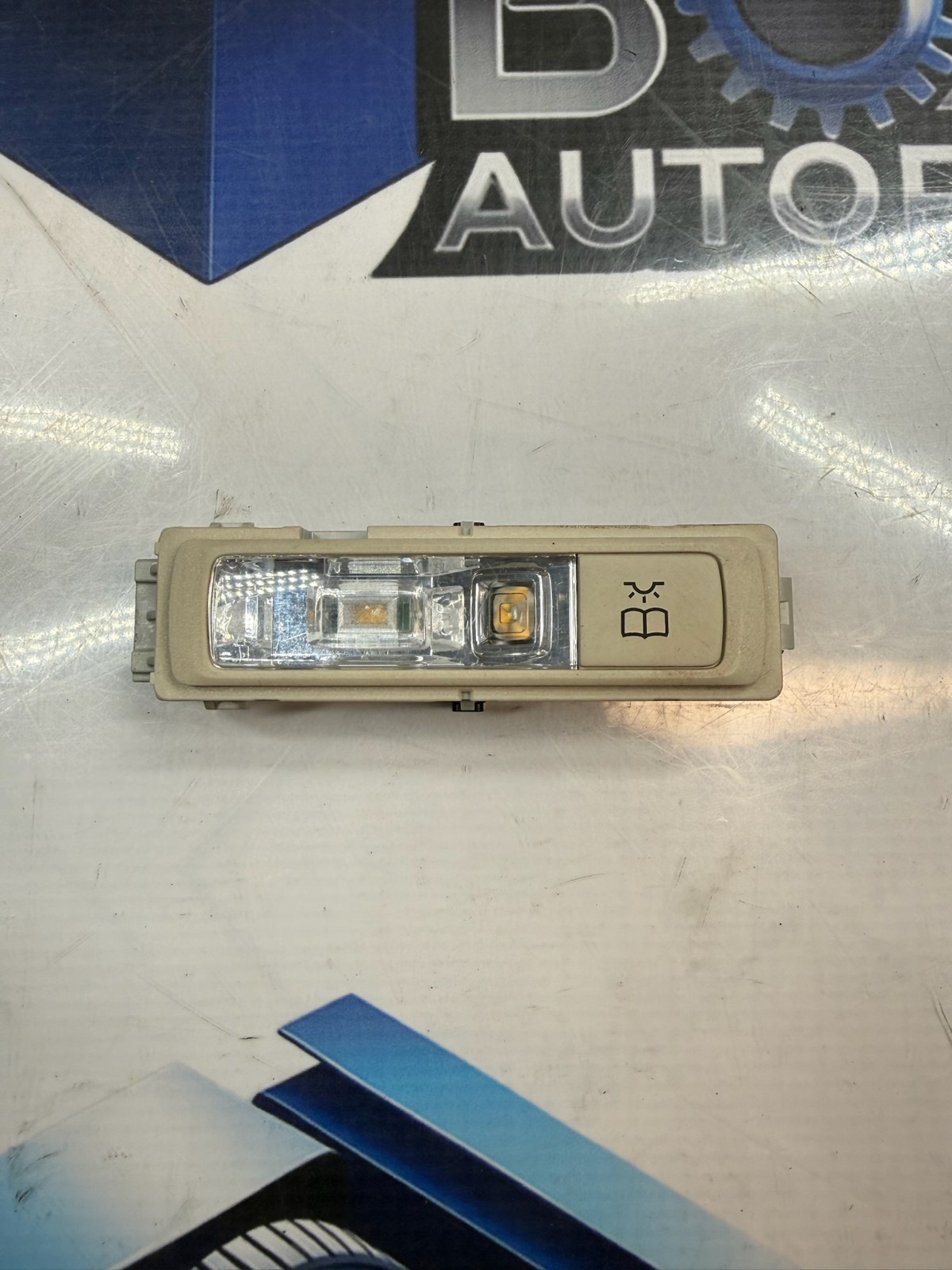 2015-2018 MERCEDES C300 REAR RIGHT SIDE ROOF GRAB HANDLE INTERIOR LIGHT LAMP OEM