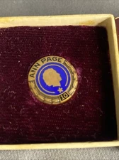 VINTAGE ANN PAGE A&P SPICE 10 YEAR SERVICE PIN GROCERY STORE BADGE ORIGINAL BOX