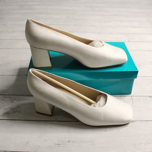 Colorful Creations Women's Size 10 D Wide White Pumps Dyeable Satin Fabric