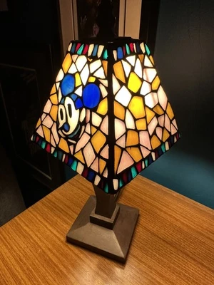 Lámpara de mesa estilo Tiffany DisneySea Tokyo exclusiva de colección - Imagen 1 de 4