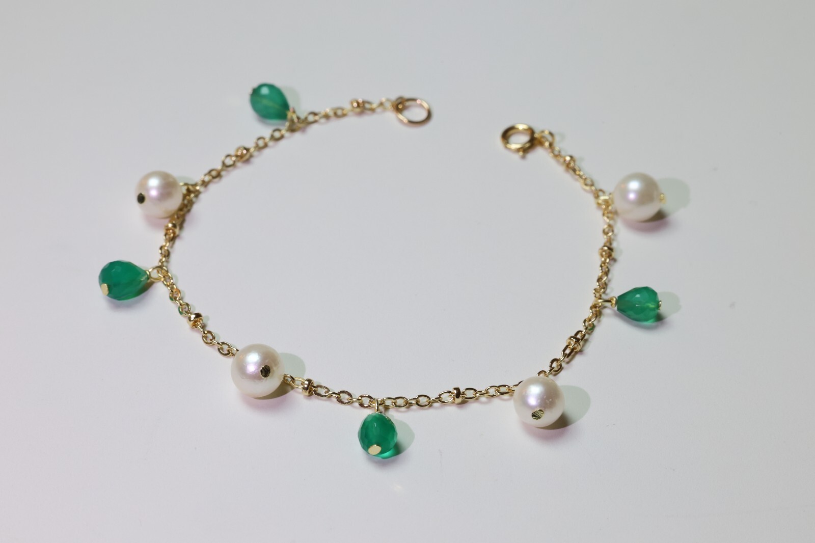 Bracelet or anti-ternissement avec calcédoine verte et perle fine