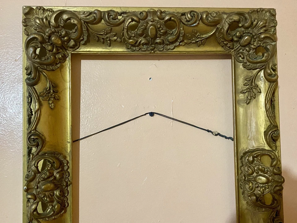 Antiguo marco victoriano de madera dorada ornamentada y yeso Foto 4 de 4