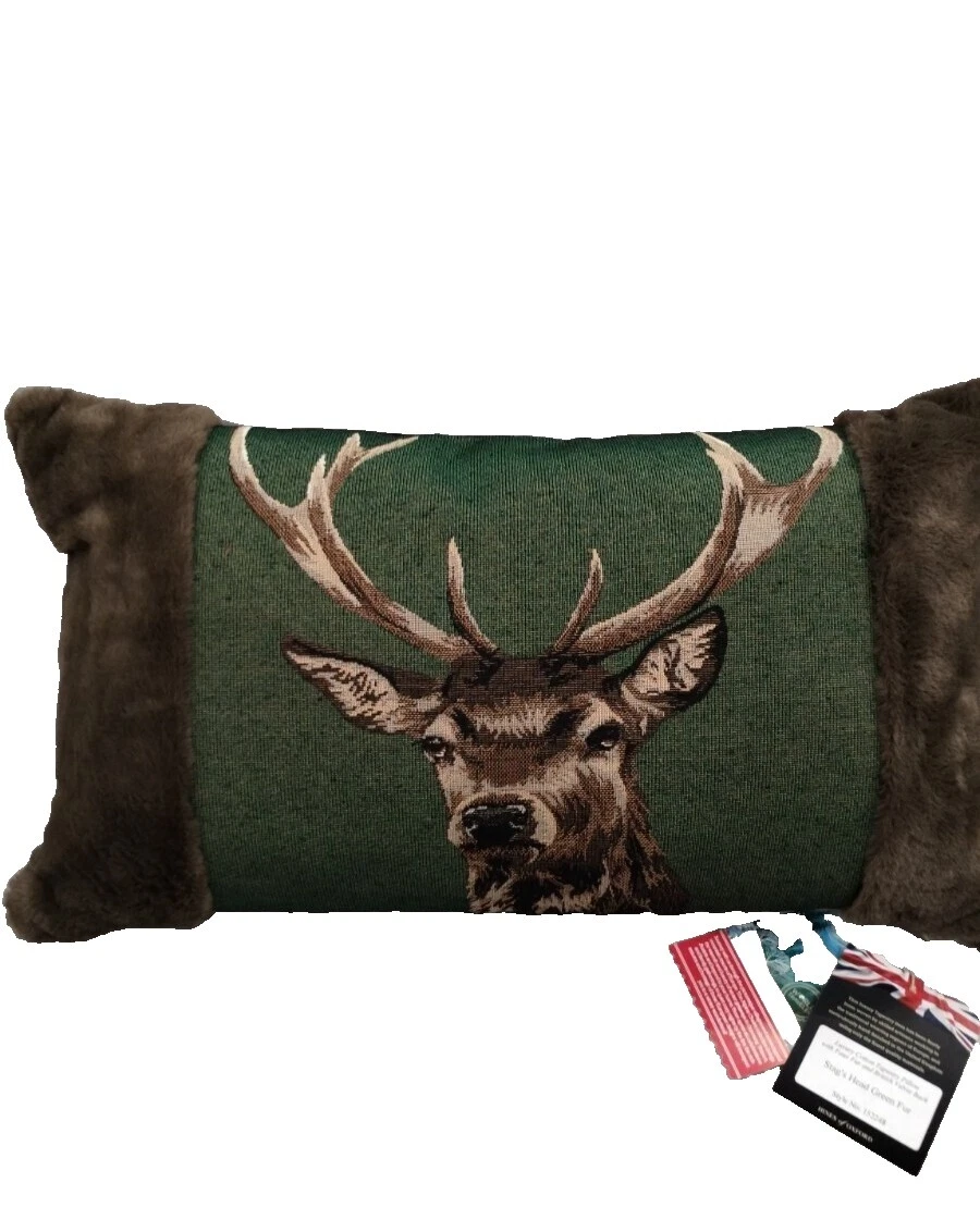 人们为家居装饰枕头