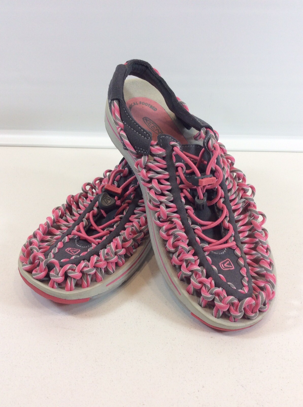 Sandali da donna rosa Keen Uneek taglia 7 5 grigi tessuti Paracord 1014629