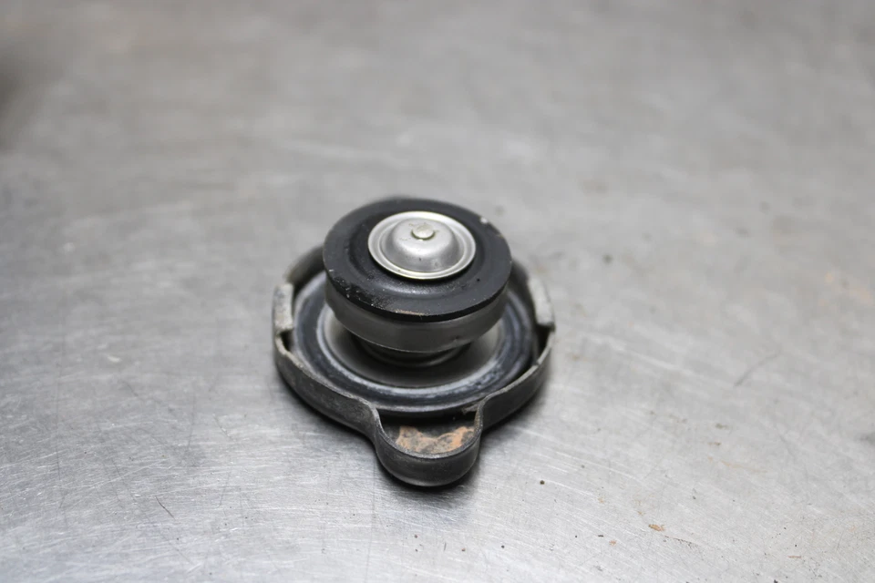 1991 Suzuki RMX250 Engine Radiator Cap Foto 3 de 3