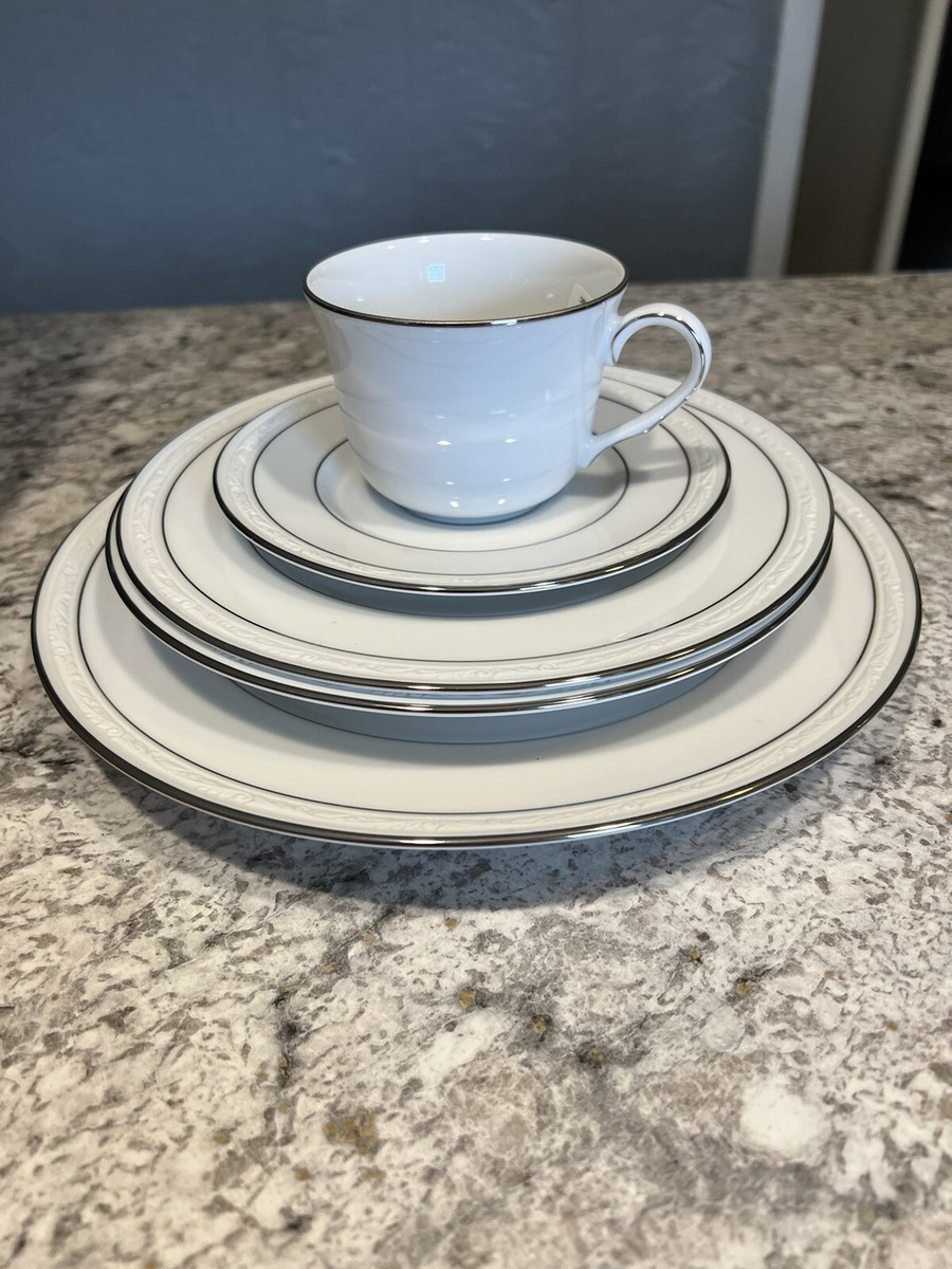 Noritake 4062 White Scapes Stoneleigh 5-piece Place Setting Noritake 4062 White Scapes Stoneleigh 5-piece Place Setting