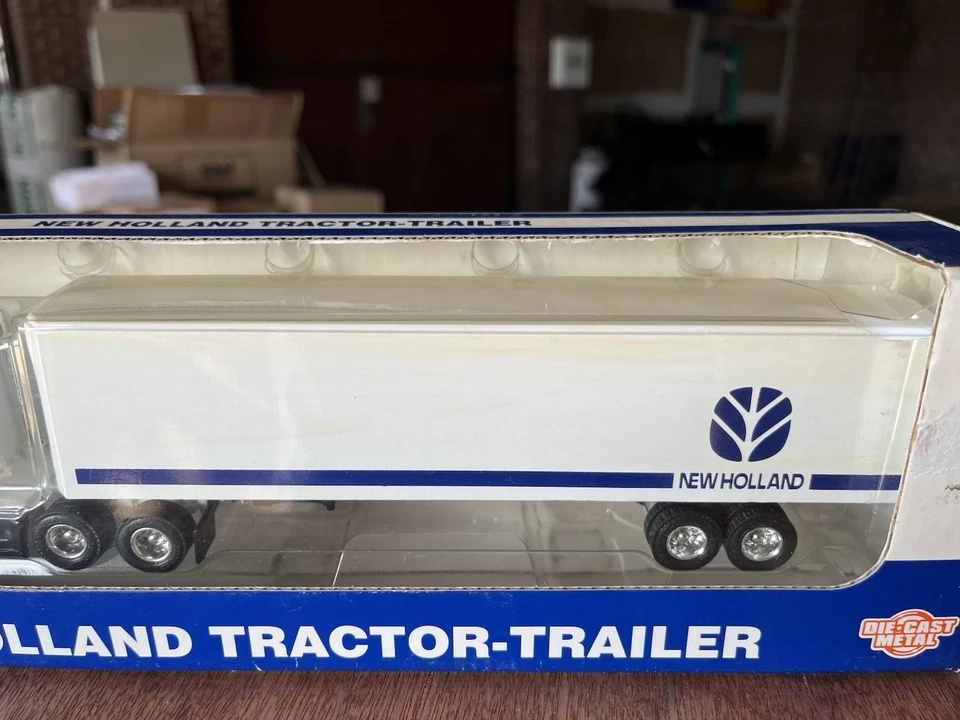 1/64 New Holland Semi Truck Tractor Trailer - Image 3 of 4